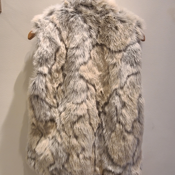 ✨3for$25✨BBDakotaNWT In A Furry FauxFur Vest Ivory - Picture 3 of 8